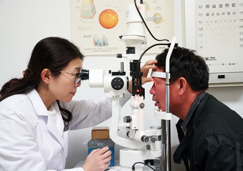 男子误照紫外线灯10小时，导致皮肤灼伤、日光性眼炎