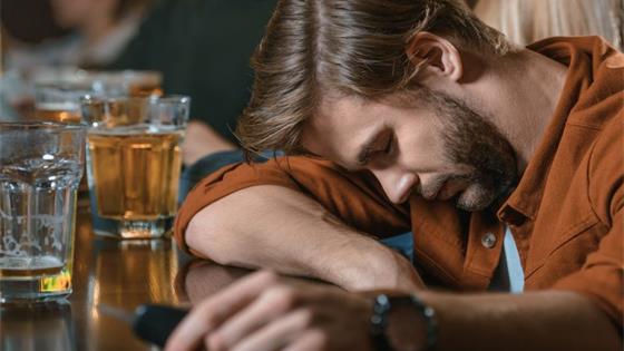 长期饮酒和偶尔饮酒，哪种更伤身？饮酒的这一安全剂量，不妨看看