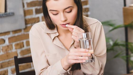 饭前吃药好还是饭后吃药好？症状没了，药还得吃吗？