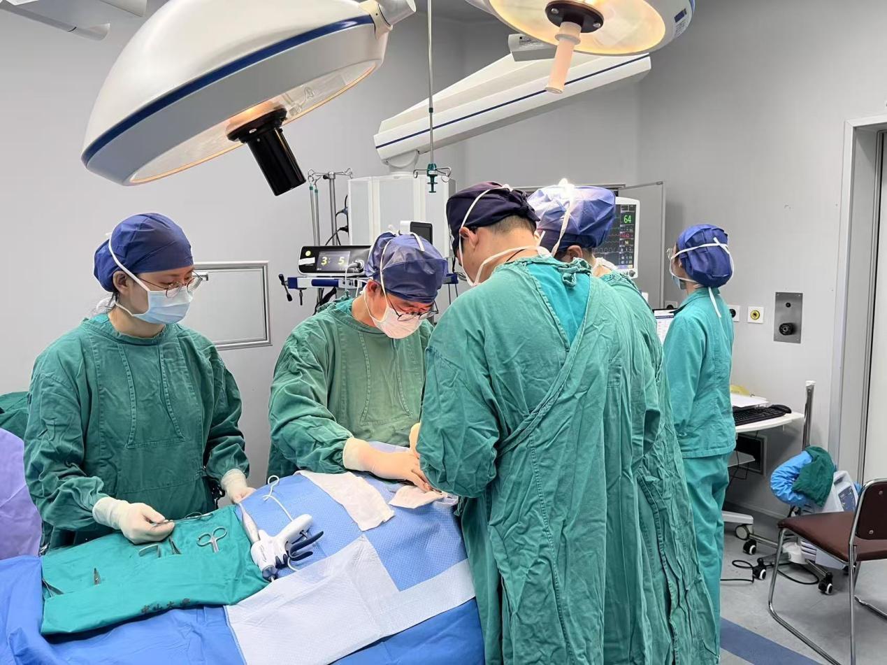 甲状腺结节是良性的没关系？女子脖挂10厘米肿块险窒息