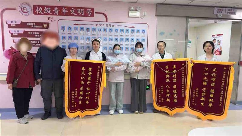 28+2周龙凤胎54天闯关出院！南医增城院区医护托起“掌心宝宝”生命奇迹