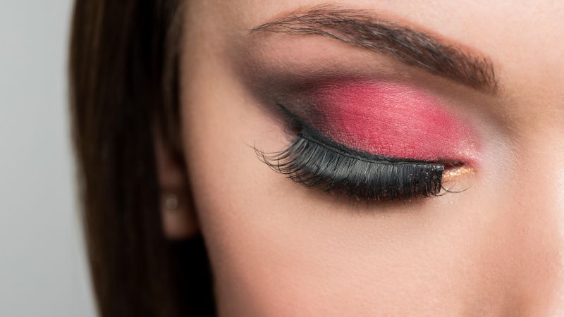 使用假睫毛的注意事项