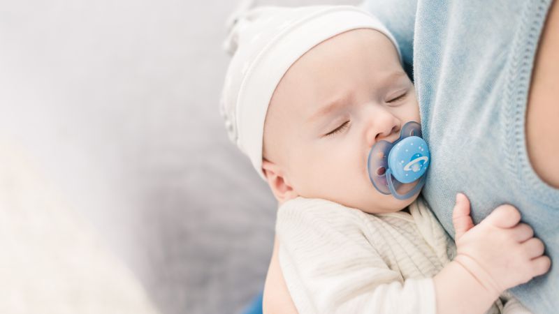 婴儿嘴唇上有一层白色是怎么了